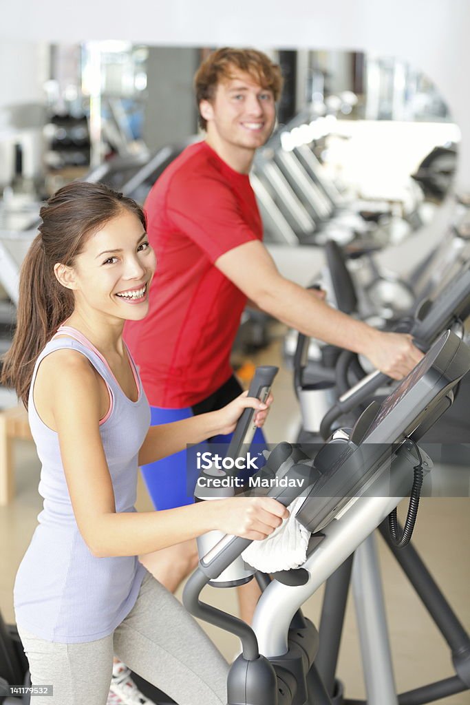 Persone in palestra del centro fitness - Foto stock royalty-free di Centro benessere - Struttura ricreativa