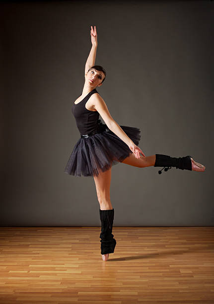 jeune ballerine - dancing ballet one person en pointe photos et images de collection