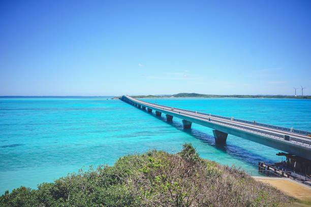 沖縄県の離島、宮古島の観光スポット:池間島から青い海と池間大橋を見下ろす絶景。