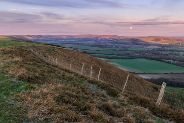 puesta de luna de firle beacon - south downs fotografías e imágenes de stock