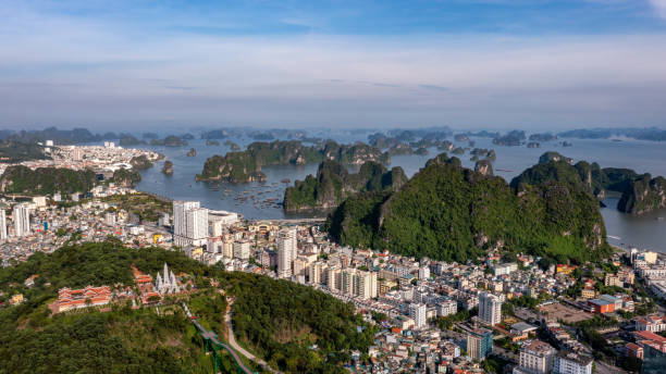 zatoka ha long z lotu ptaka w hon gai, miasto ha long, wietnam - vietnam halong bay bay photography zdjęcia i obrazy z banku zdjęć