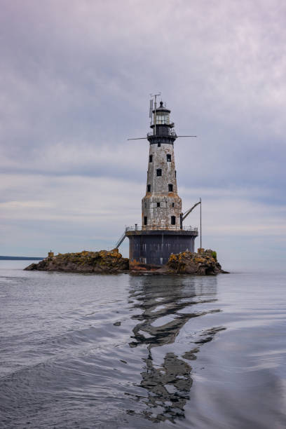 phare de rock of ages, lac supérieur, michigan - lighthouse lighting equipment reflection rock photos et images de collection