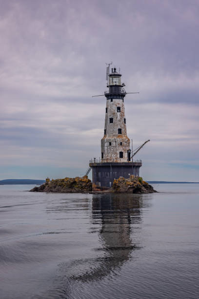 phare de rock of ages, lac supérieur, michigan - lighthouse lighting equipment reflection rock photos et images de collection