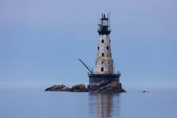phare de rock of ages, lac supérieur, michigan - lighthouse lighting equipment reflection rock photos et images de collection