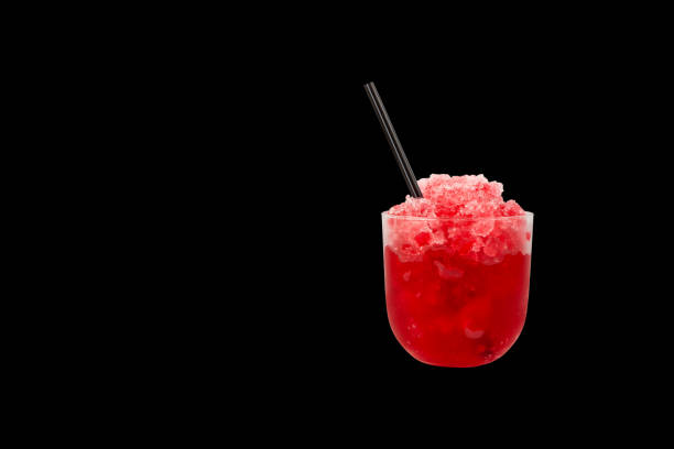 검은 배경에 고립 된 빨간 슬러시 음료. 면도 된 얼음 유리. 과일 주스와 그라니자도. 여름 다과 음료. 디자인 요소, 텍스트 공간 - flower cherry cup tea 뉴스 사진 이미지