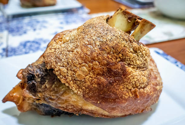 독일 스타일의 구운 돼지 고기 호크와 외부 피부에 크래클링 - roast pork meat unhealthy eating sauerkraut 뉴스 사진 이미지