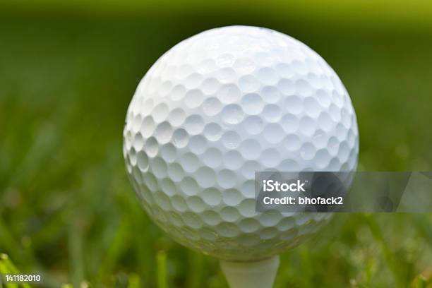 Foto de Branco Bola De Golfe e mais fotos de stock de Atividade - Atividade, Atividade Recreativa, Bola