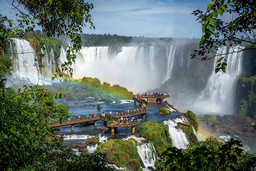 Turistas que exploran las Cataratas del Iguazú en la frontera de Brasil y Argentina photo