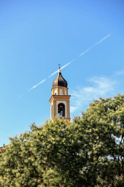 torre do sino da igreja nas árvores - rovigo - fotografias e filmes do acervo