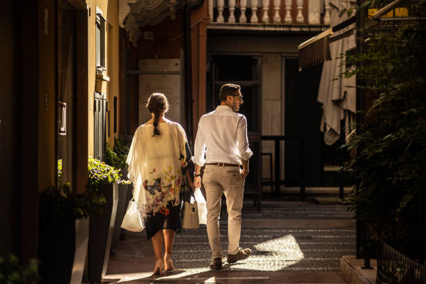 couple goes shopping in italian historic city boutiques - imperial rome fotos imagens e fotografias de stock