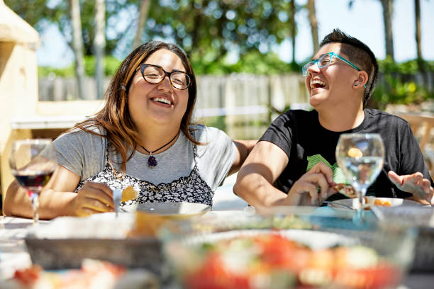 mujeres alegres disfrutando del ocio de fin de semana y la comida al aire libre - florida house patio real estate fotografías e imágenes de stock