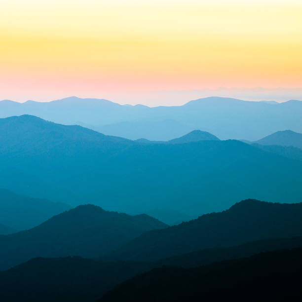 cowee mountain sunset views caroline du nord - great smoky mountains great smoky mountains national park forest appalachian mountains photos et images de collection