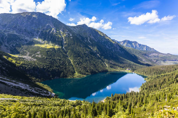 morskie oko ou eye of the sea, a cordilheira alta tatras do parque nacional tatra - tatra mountains zakopane lake mountain - fotografias e filmes do acervo