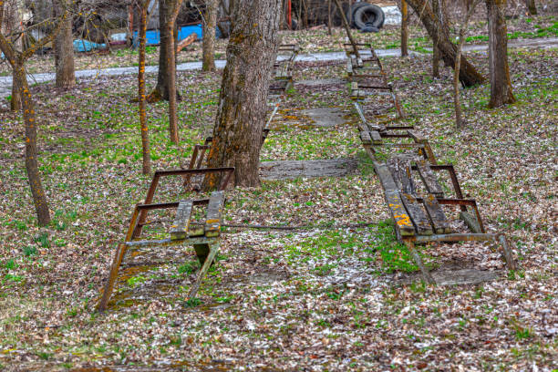 istock Abandoned city park 1411836432