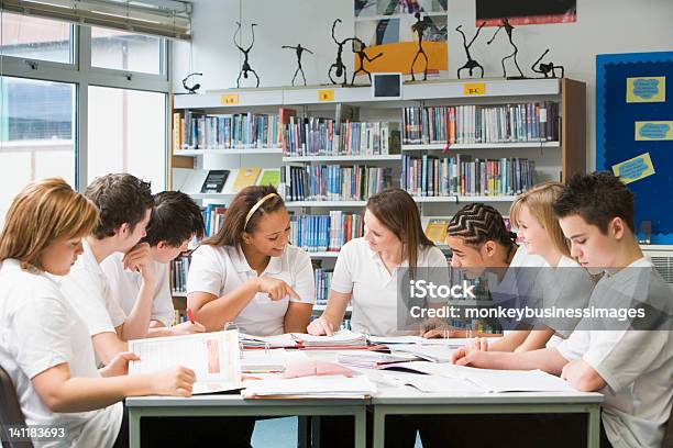 Studenti Di Scuola Studiando In Biblioteca - Fotografie stock e altre immagini di Aula - Aula, Progettare, Studente di scuola secondaria - Allievo