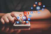 frau-nutzt-smartphone-social-media-und-d