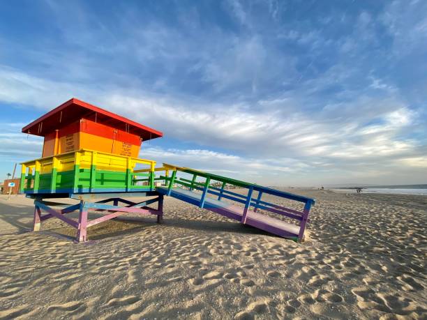 미국 캘리포니아주 산타모니카 비치에 있는 다채로운 인명 구조원 오두막 - santa monica venice beach california santa monica beach 뉴스 사진 이미지