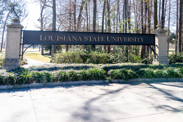 signe de la louisiana state university sur le campus de baton rouge, louisiane, états-unis. - lsu photos et images de collection