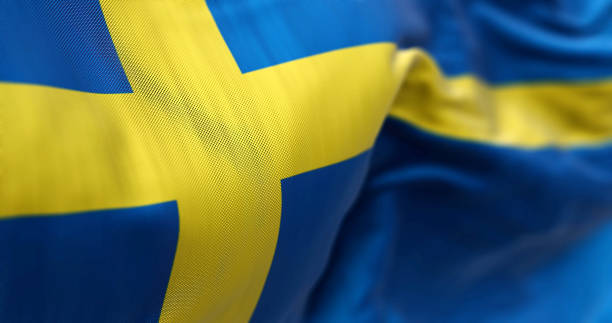 nahaufnahme der schwedischen nationalflagge, die im wind weht - stockholm sweden flag swedish culture stock-fotos und bilder