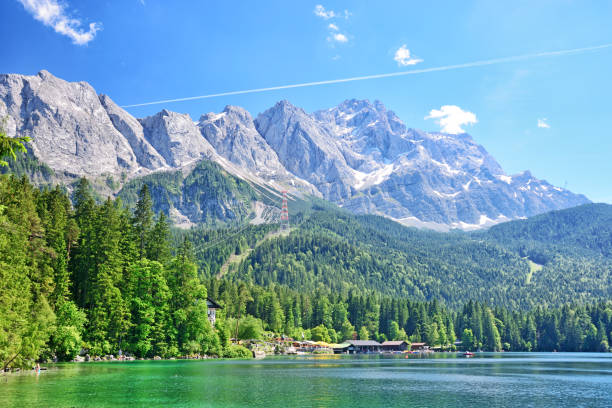 eibsee lake and zugspitze mountain - wetterstein mountains bavaria mountain forest imagens e fotografias de stock