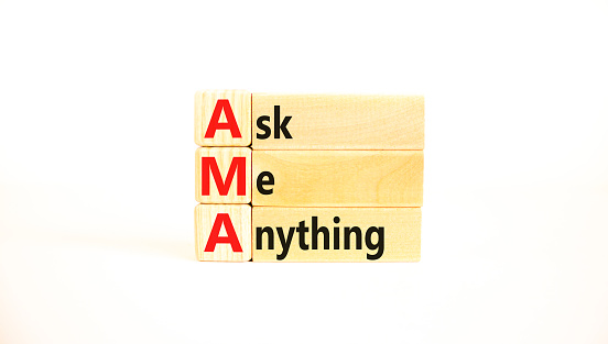 AMA me pide cualquier símbolo. Palabras conceptuales AMA me preguntan cualquier cosa en bloques de madera sobre un hermoso fondo blanco. Negocios y AMA me preguntan cualquier concepto. Espacio de copia. photo