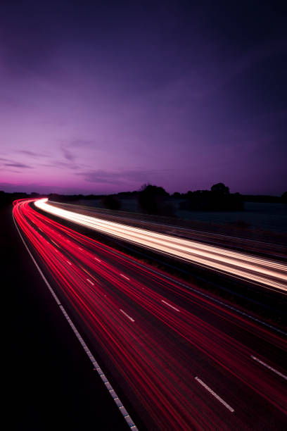 Circulation rapide sur l’autoroute M25 la nuit, Londres, Angleterre, Royaume-Uni, Europe - Photo