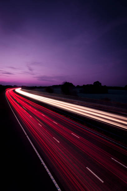 Tráfego rápido na rodovia M25 à noite, Londres, Inglaterra, Reino Unido, Europa - foto de acervo