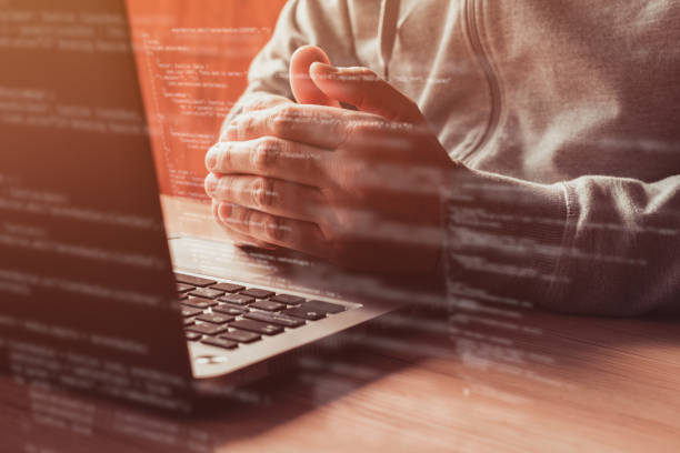 la compilation de logiciels sur ordinateur portable, développeur de logiciels et programmeur conforme au code au bureau - compiling photos et images de collection