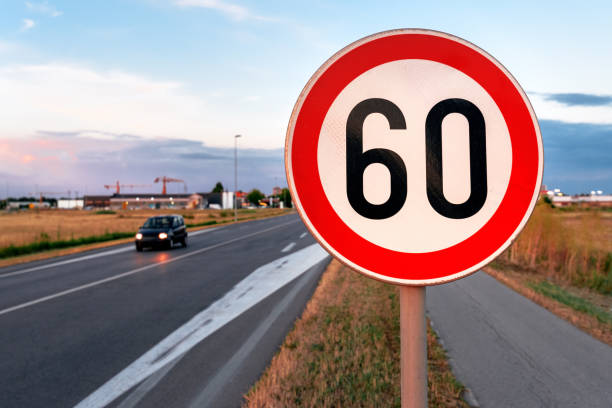 geschwindigkeitsbegrenzung bei 60 km/h verkehrsschild an der straße - rules of the road stock-fotos und bilder