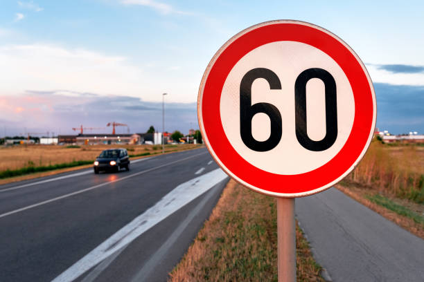 límite de velocidad a 60 km/h señal de tráfico por la carretera - rules of the road fotografías e imágenes de stock