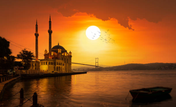 오르타코이 모스크와 일출의 보스포러스 다리 - ortakoy mosque bridge bosphorus istanbul 뉴스 사진 이미지