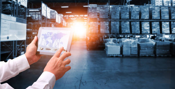 ビジネスマンは、グローバル物流ネットワークの流通と輸送、スマート物流、大規模な倉庫センターの背景に輸送の革新の未来の仮想インターフェイスパネルを制御します。 - shipping room ストックフォトと画像