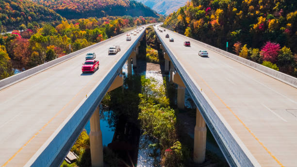 vue aérienne du pont élevé au-dessus de la rivière lehigh au turnpike de pennsylvanie par une journée ensoleillée à l’automne. - rapid appalachian mountains autumn water photos et images de collection