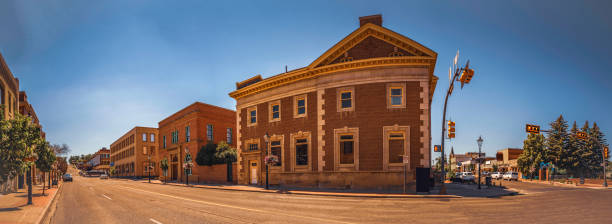 horizonte histórico de la calle de la ciudad de medicine hat en alberta, canadá - alberta medicine hat canada day fotografías e imágenes de stock