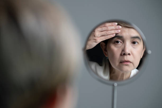 mujer madura preocupada por su piel envejecida en el concepto de belleza cosmética y cuidado de la piel. - overworked worried distraught front view fotografías e imágenes de stock