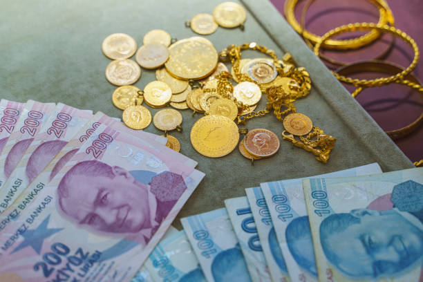 große gruppe türkischer goldmünzen mit türkischen lira-banknoten - gold jewelry currency buying stock-fotos und bilder