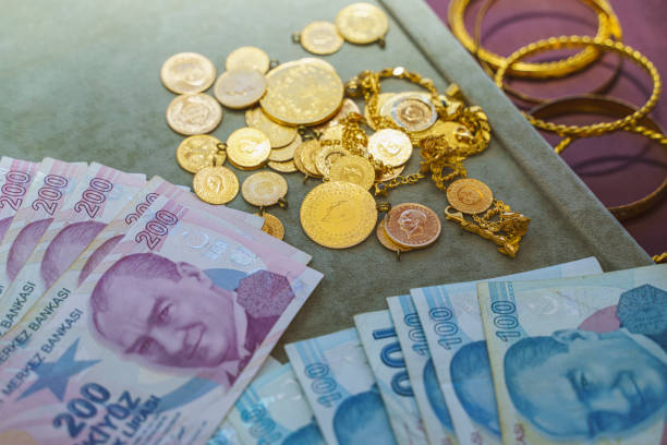 large group of turkish gold coins with turkish lira banknotes - begravd fotografier bildbanksfoton och bilder