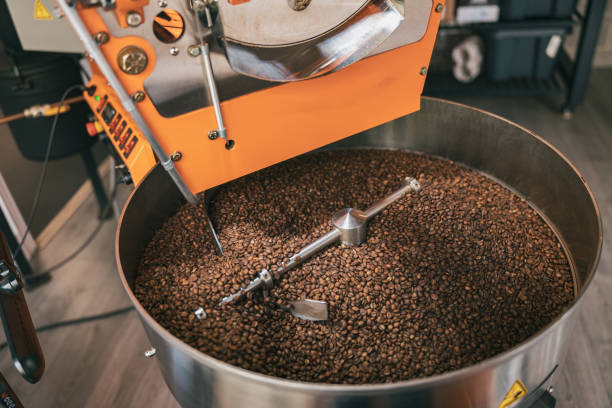 primer plano de la máquina de tostado de café con granos de café en la fabricación de café pequeño - roasted machine bean mixing fotografías e imágenes de stock