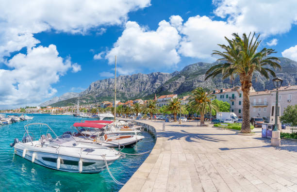 paesaggio con la città di makarska, costa dalmata, croazia - macarsca foto e immagini stock
