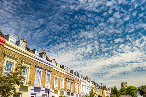 хартленд-роуд в районе камден, лондон - regency style row house street house стоковые фото и изображения