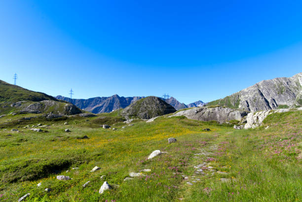 晴れた夏の日にスイスの山道セントゴッタルドのハイキングコースでの風光明媚な風景。 - ticino canton stone switzerland water ストックフォトと画像