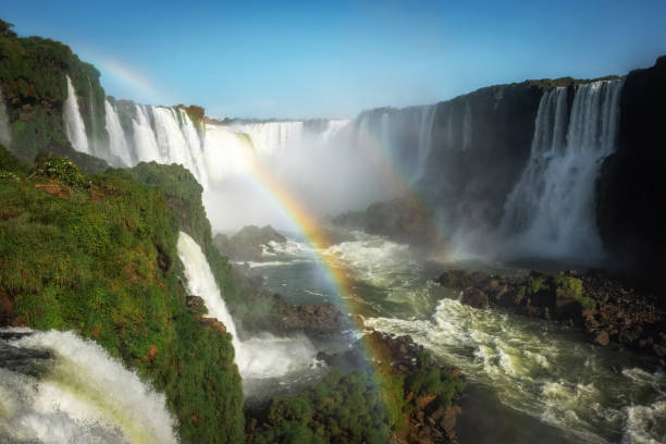 cataratas del iguazú en la frontera de brasil y argentina - iguacu falls argentina tropical rainforest rainbow fotografías e imágenes de stock