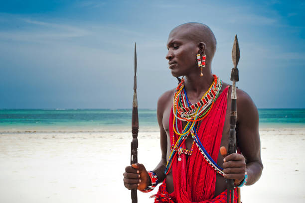 massai-krieger am strand diani beach, kenia mombasa januar 26 2012 - period costume fotos stock-fotos und bilder