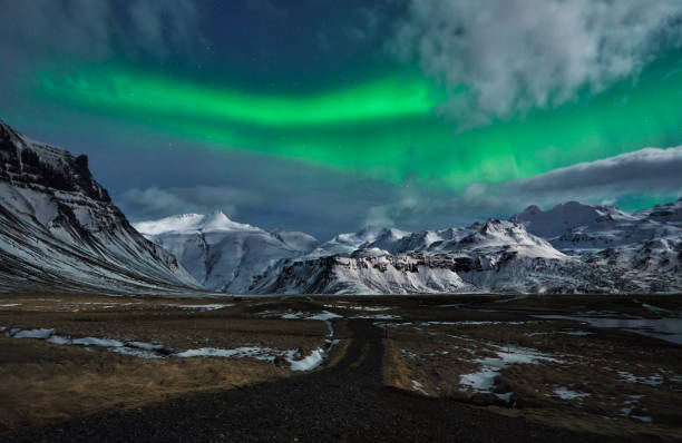 luz del norte sobre el oeste de islandia - dramatic sky iceland landscape sky fotografías e imágenes de stock