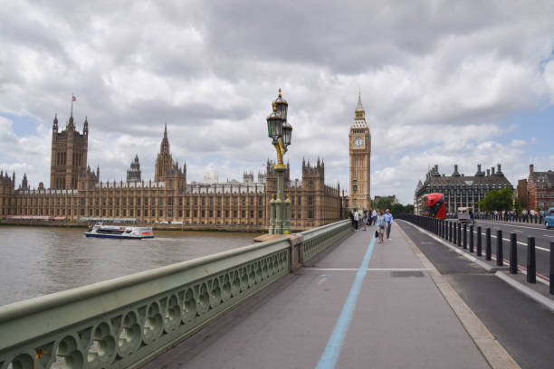 westminster bridge, houses of parliament e big ben, londra, regno unito - westminster bridge foto e immagini stock