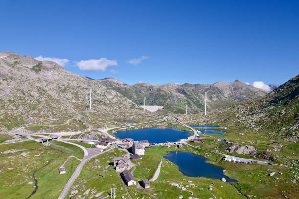 col suisse nommé saint-gothard entre le canton d’uri et le canton du tessin avec des lacs, des routes et des moulins à vent dans les alpes suisses par une journée d’été ensoleillée. - ticino canton stone switzerland water photos et images de collection