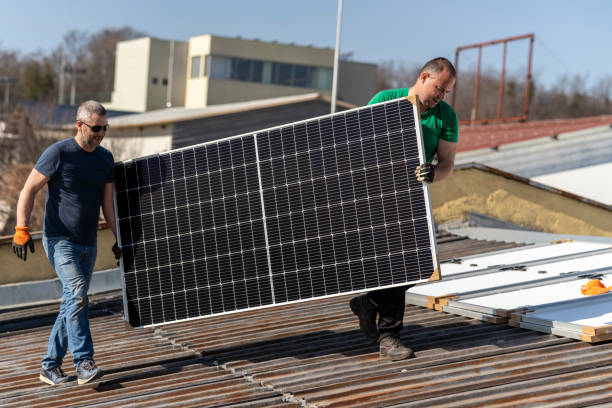 les travailleurs installent des panneaux solaires sur le toit d’un bâtiment. - environmental conservation built structure solar power station building exterior photos et images de collection