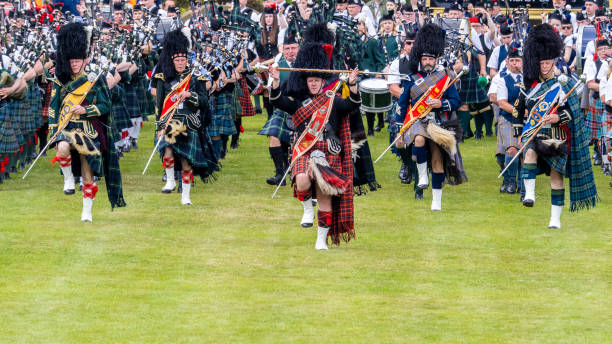 drum majors liderando las bandas de gaitas masivas en dufftown highland games, escocia - scottish music fotografías e imágenes de stock