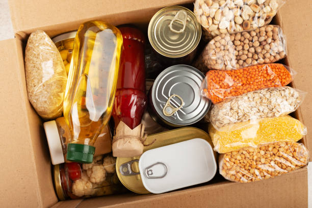 set di sopravvivenza di alimenti non deperibili in scatola di cartone - food staple foto e immagini stock