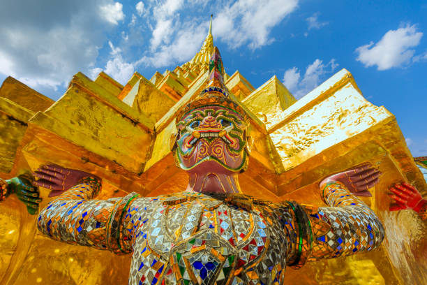 estatua gigante de wat phra kaew, tailandia, wat phra kaew, tailandia, wat phra kaeo (templo del buda de esmeralda), el famoso lugar y punto de referencia en bangkok, tailandia. - demon statue ancient architecture fotografías e imágenes de stock